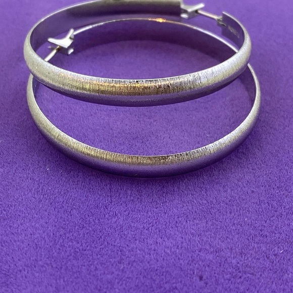 💛 Vintage Monet Silver Hoop Earrings - Picture 3 of 6